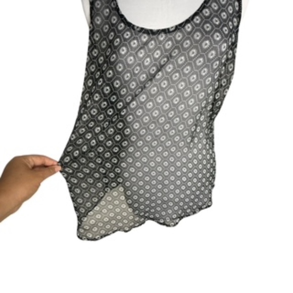 NWOT No Band Labels Abstract Black/White Very Sheer Bust Darts Scoop Neck Size L - Picture 3 of 5